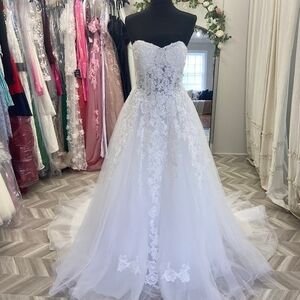 Elegant White Lace Strapless Wedding Dress